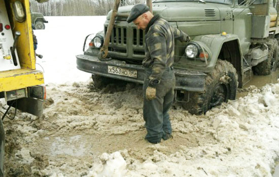 На месте бурения образовалось озеро из талой воды